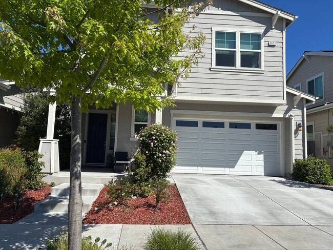 Building Photo - Newer 4 bedroom 2.5 bathrooms Available May 16th