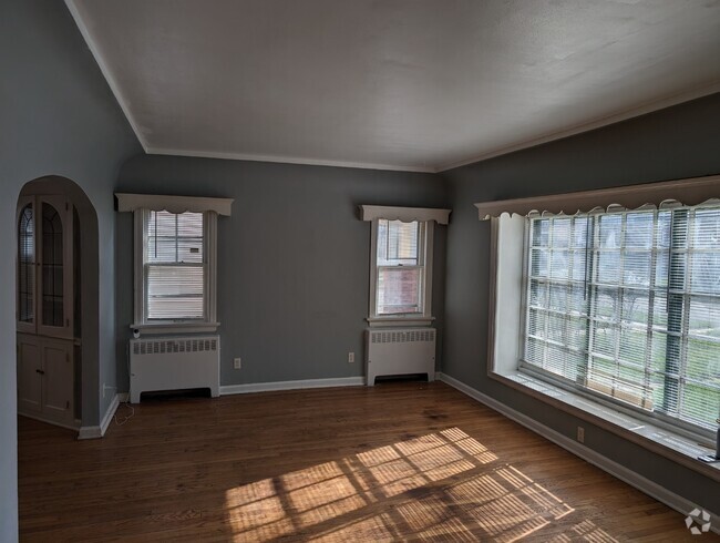 Building Photo - Renovated 3BR/1.5BA | 1,200 Sq Ft | Pet Fr... Unit 1 Rental