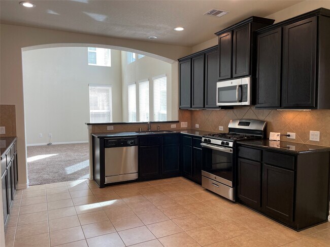 Photo - 627 Oak Cir Dr E