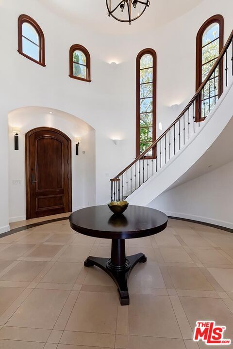 2134 La Mesa Dr