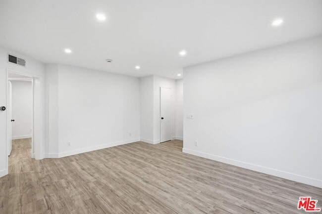 Photo - 13025 Moorpark St Unit 106
