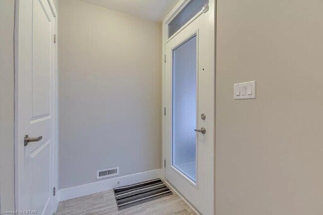 Photo - Hyde Park * 3 Bdrm Double Car Garage * 3 Level * MAY 1st Unit 134