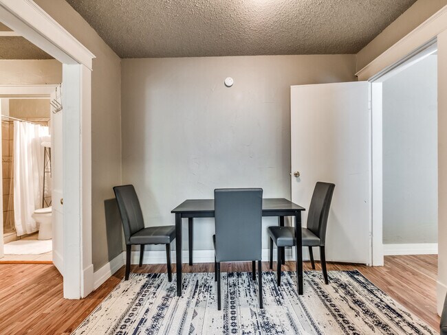 Dining space - 529 NW 32nd St Casa Adosada