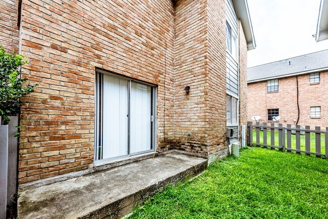 Building Photo - 2404 Sycamore Ave Unit B2