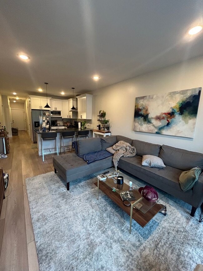 Building Photo - 1646 W Belmont Ave Unit #204