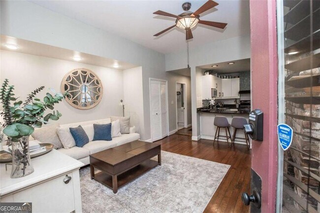 Photo - 952 Myrtle St NE