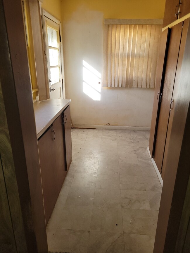 Photo - 819 W Broadway Ave