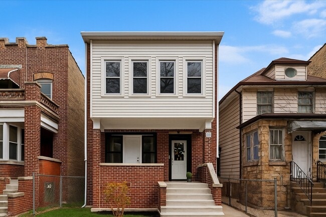 Building Photo - 3236 W Eastwood Ave Rental