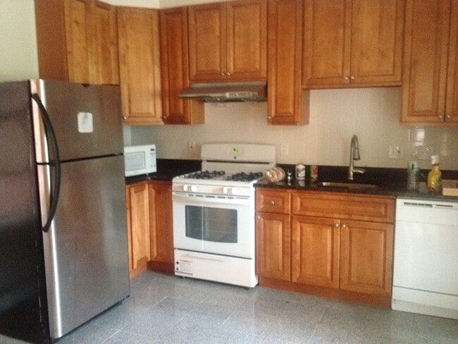 Building Photo - Fort Hill 5 Bed – 1,100 Sq Ft – W/D in Unit – High Ceilings – 9/1