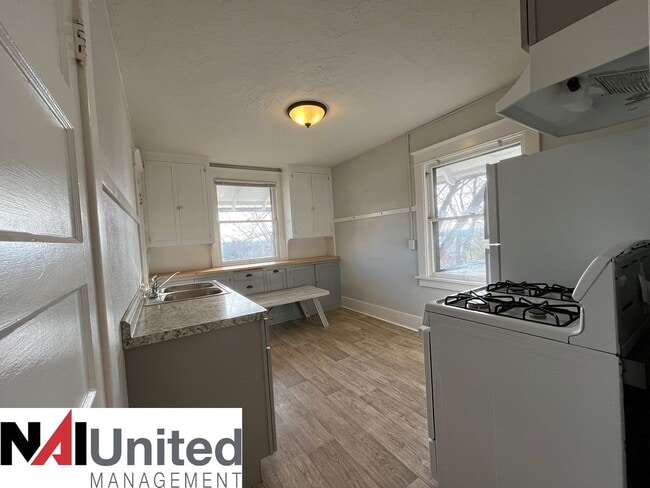 Photo - Almar - 2630-32 Douglas St. Unit 2632