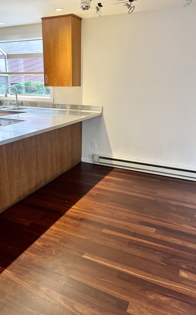 counter bar - 25040 Lake Fenwick Rd