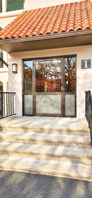 Building Photo - 685 Oak St Unit 7