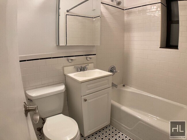 Photo - E 84 ST, Avail 9/17 - Inexpensive Studio a... Unidad 1M