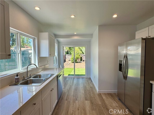 Building Photo - 13845 Moorpark St Rental