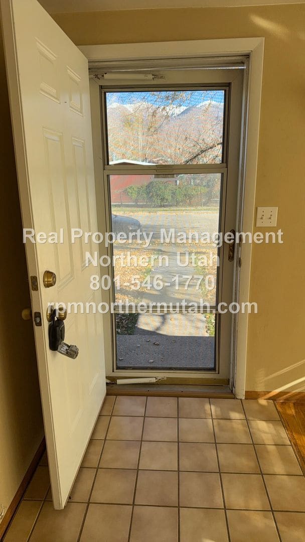 Photo - 5 Bedroom 2 Bath Home In Kaysville Available!