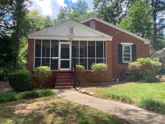 Building Photo - PRE-LEASING FOR AUGUST 2026! Walkable to C...