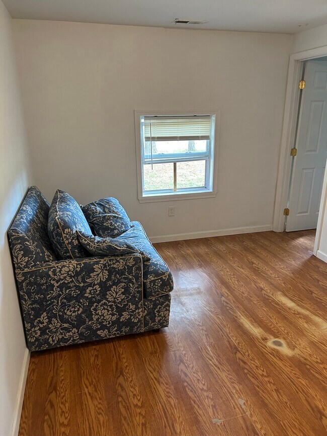 Livingroom - 26908 Plantation Rd Unit Apartment