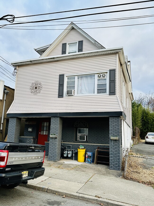 Building Photo - 84 MacArthur Ave Unit 2