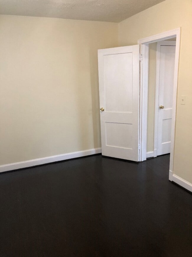 Dormitorio - 1900 W Virginia Ave NE