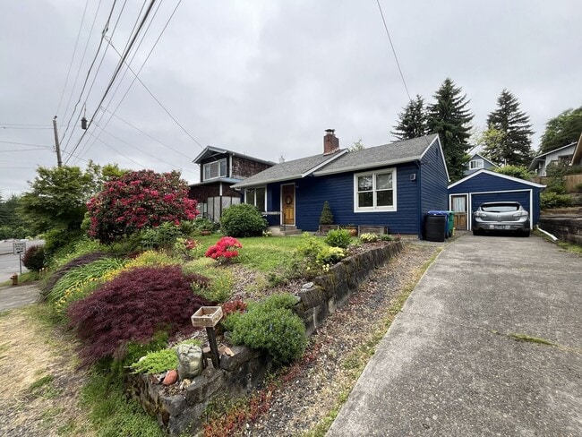 Building Photo - Cozy Single-Level Home with Hardwood Flooring, Washer/Dryer & Detached Garage