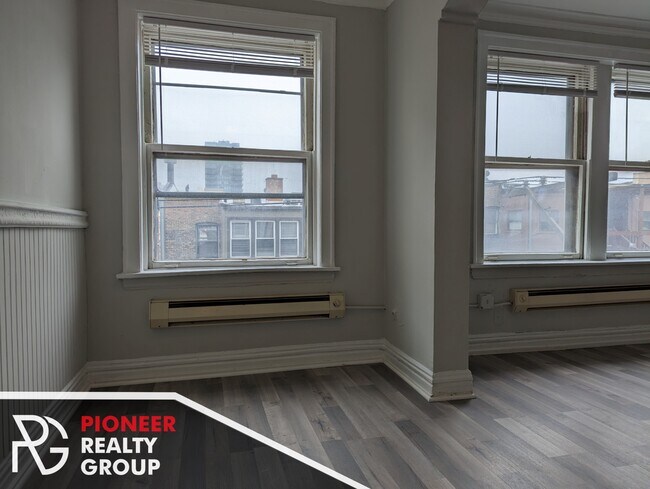 Photo - 429 W Roscoe St