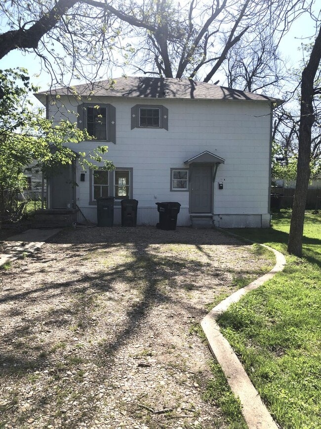 Building Photo - 909 S 17th St Unit B Rental