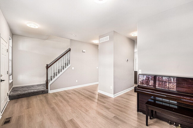 Photo - 27106 Ladbroke St