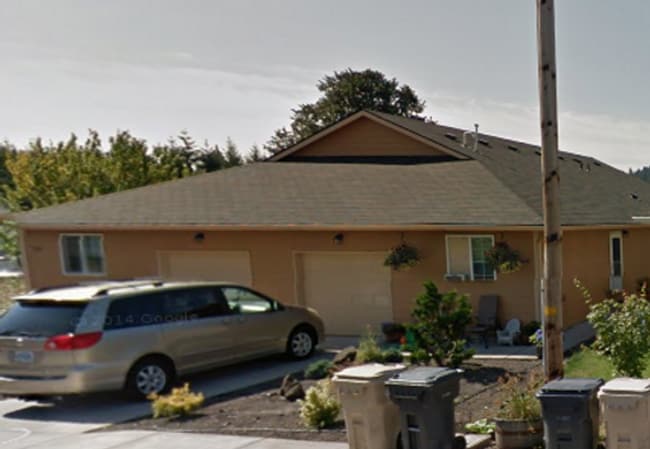 Building Photo - (870) College Street Duplex - 4 Bedroom / 2 Bathroom Unit 504