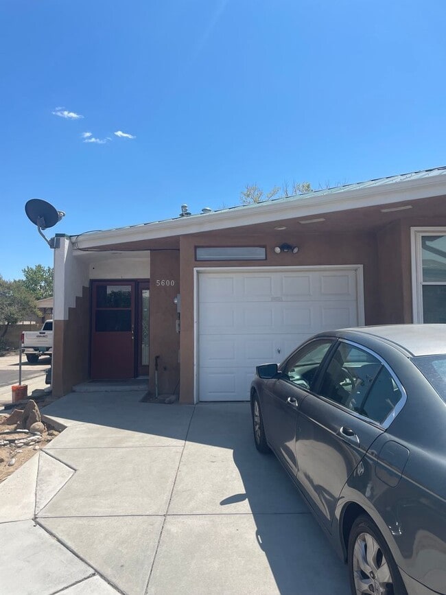 Building Photo - Very nice 2 Br house with 1 car garage
