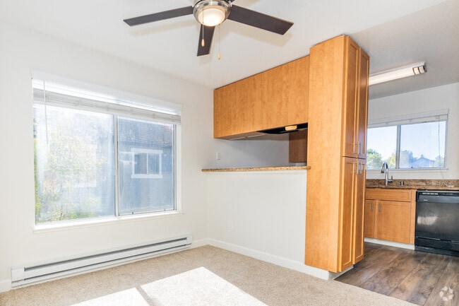 2BR, 2BA - 1,003SF livingroom