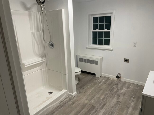 BATHROOM - 275 Roosevelt St