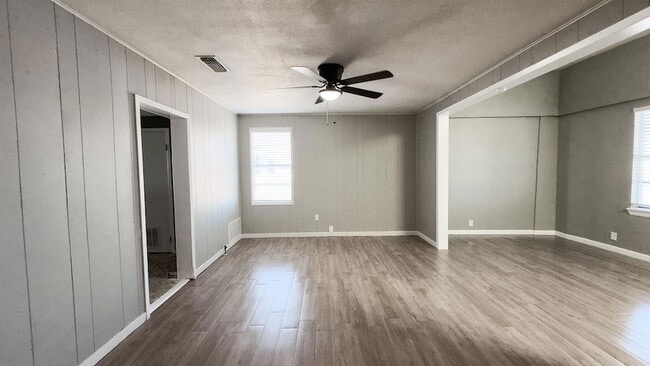 Photo - 212 Ave L