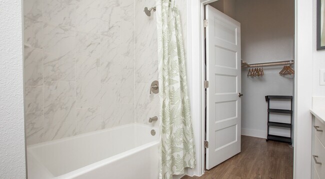 Photo - Luxe Living + $750 Gift Card Special! Unidad LTG