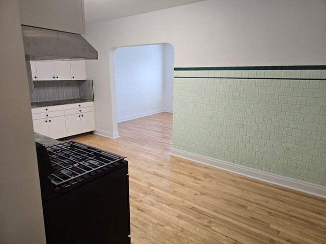 Building Photo - 2896 S Archer Ave Unit 202