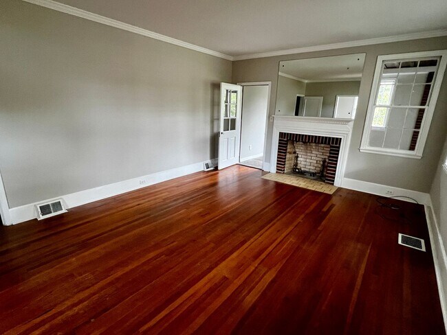 Photo - Fantastic Bungalow in Rosewood!