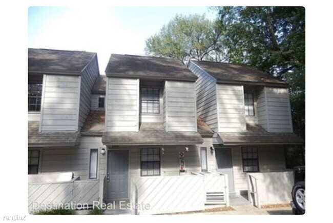 Building Photo - 2 br, 2.5 bath Triplex - 4883 Old Bainbrid... Rental