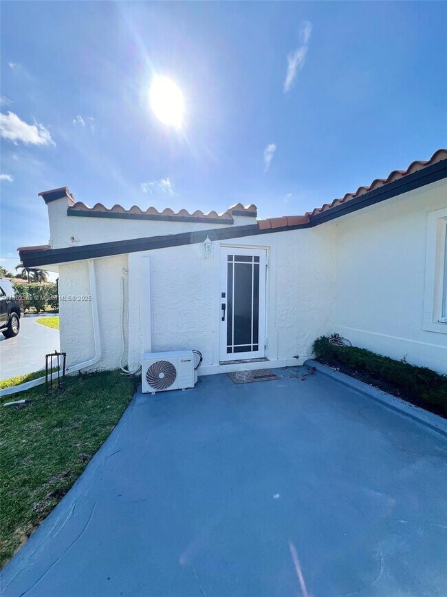 Photo - 8941 SW 20th St Apartamento Unidad A
