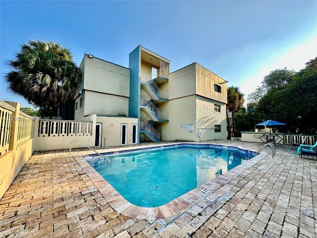 Photo - 4275 NW S Tamiami Canal Dr Unidad 2-104