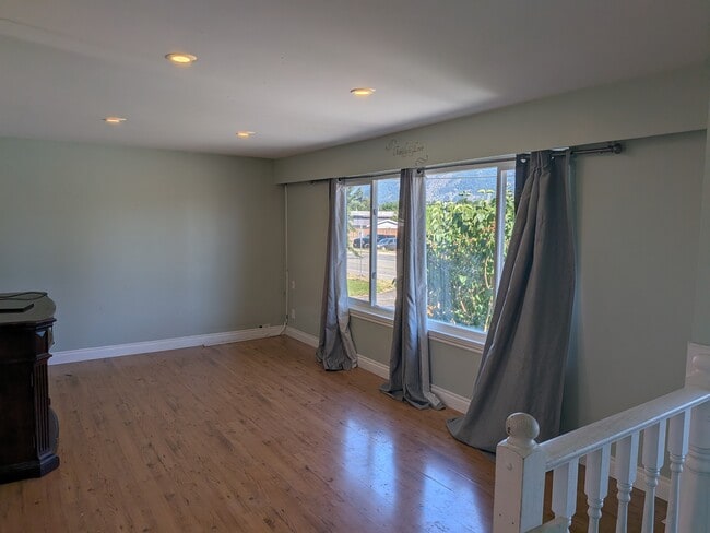 Photo - 46396 Strathcona Rd