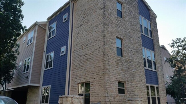 Building Photo - 2414 Longview St Unit 210