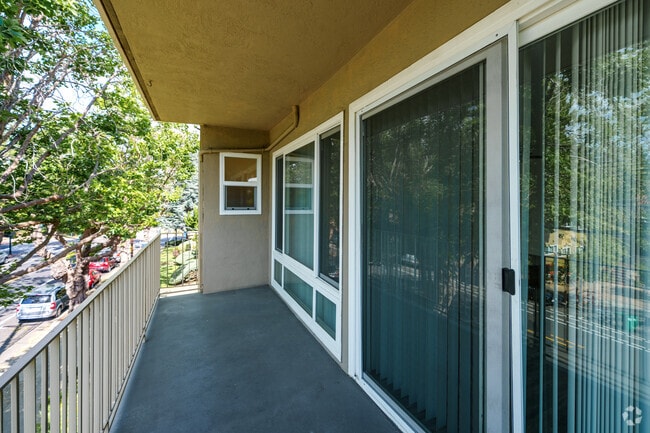 2BR, 1BA - 816SF - Balcony