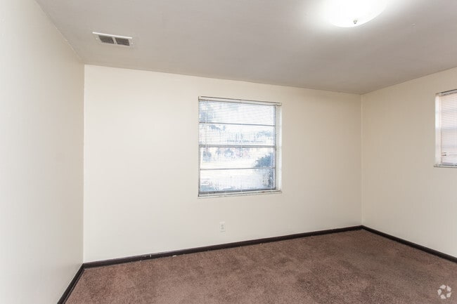 2BR, 1BA - 960 SF