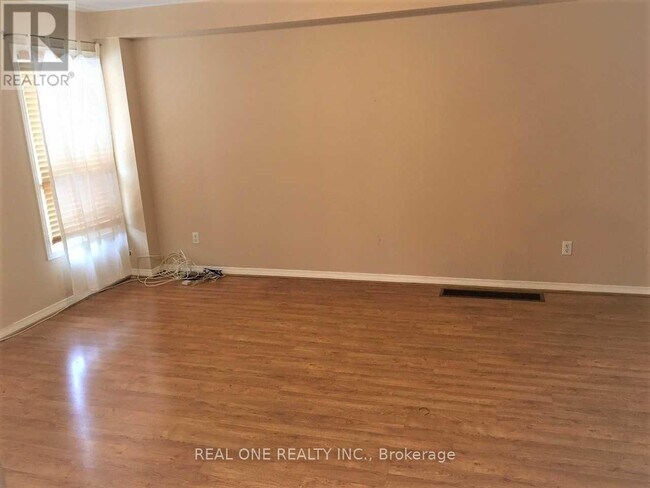 Photo - 141 Nahanni Dr