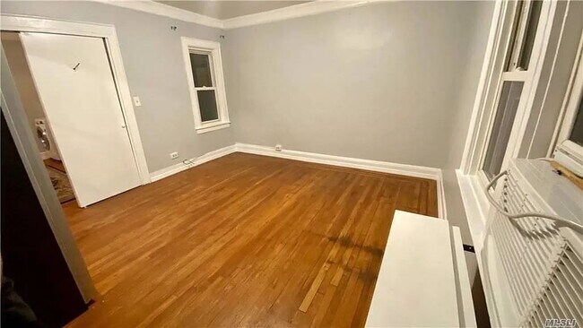 Photo - "Charming 3-Bedroom Unit in Queens – Spacious 900 Sq Ft Living!" Unidad 2