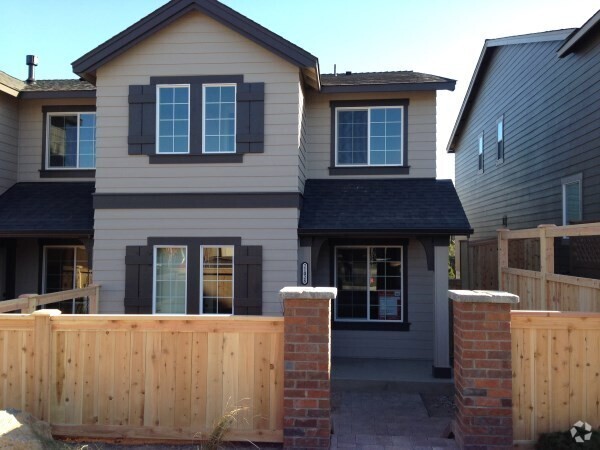 Building Photo - 3 Bedroom Town Home in Bend's McCall Landing