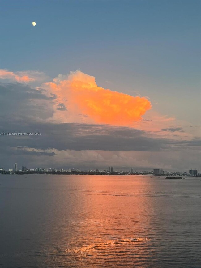 Building Photo - 11111 Biscayne Blvd Unit 11D Rental
