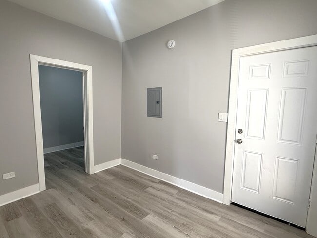 Photo - 3575 W Dickens Ave Unit 1R