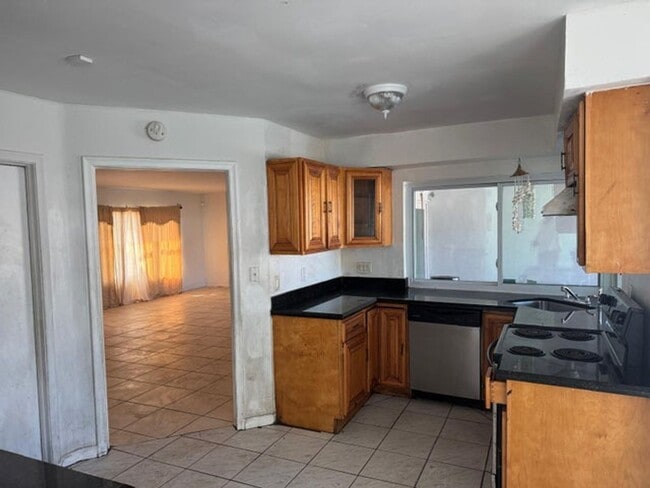 Photo - 4954 Ataman St