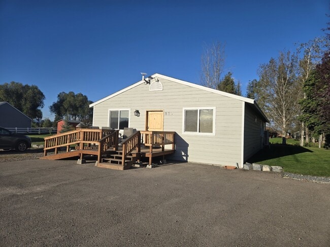 Building Photo - Avail October 1 thru May 31. Fully furnis... Rental