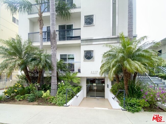 1227 Granville Ave Unidad 104